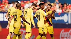 Fotbalisté Barcelony se radují z gólu do sít Osasuny.