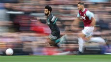 Mohamed Salah z Liverpoolu (vlevo) uniká Eriku Pietersovi z Burnley.