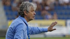 Boleslavský trenér Jozef Weber uklidňuje své svěřence v utkání se Slováckem.