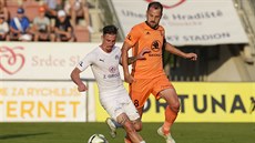 Milan Petržela ze Slovácka (vlevo) si kryje míč před Markem Matějovským z Mladé...