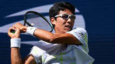 Korejec ong Hjon hraje bekhend ve tetím kole US Open.