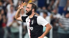 Gonzalo Higuaín z Juventusu slaví svj zásah do sít Neapole.