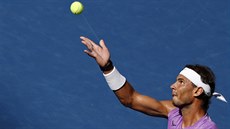 panl Rafael Nadal si nadhazuje míek na servis ve tetím kole US Open.