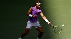 Rafael Nadal ze panlska hraje forhend ve tetím kole US Open.