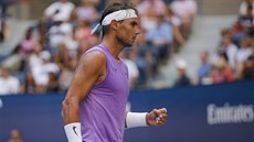 panl Rafael Nadal se povzbuzuje ve tetím kole US Open.