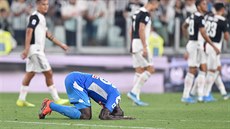 Neapolský stoper Kalidou Koulibaly smutní po ne��astné vlastní brance.