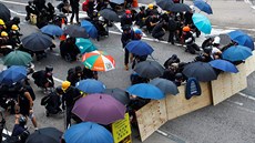 Policie v Hongkongu se kryjí ped policií. (31.8.2019)