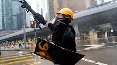 Demonstrant v Hongkongu je pokropen vodním dlem. (31.8.2019)