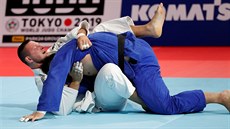 Luká Krpálek (v bílém) a Korejec Kim Min-ong v semifinále mistrovství svta v...