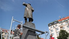 Radnice Prahy 6 zakryla pomník marála Konva v Praze 6 plachtou. (30. 8. 2019)