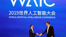 Elon Musk a Jack Ma na Svtové konferenci o umlé inteligenci v anghaji, 29....