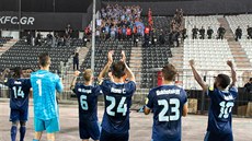 AKUJEM! Fandové Slovanu Bratislava tleskají fotbalistm, kteí práv v Soluni...