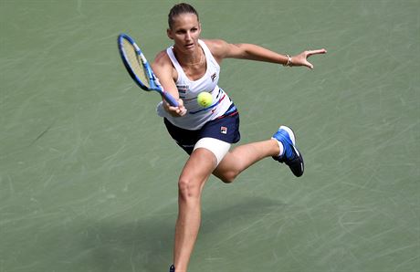 Karolína Plíková dobíhá k míi v osmifinále US Open.