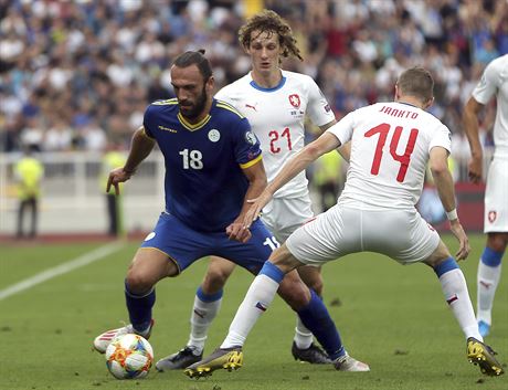 Kosovsk tonk Vedat Muriqi (vlevo) u balonu, brn ho Jakub Jankto a Alex...