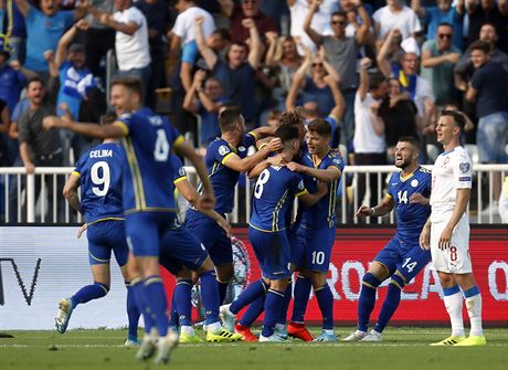 Hrái Kosova se radují ze vstelené branky v zápase proti esku.
