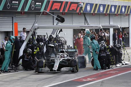 Jezdec Mercedesu Lewis Hamilton vyjídí z box bhem Velké ceny Itálie formule...