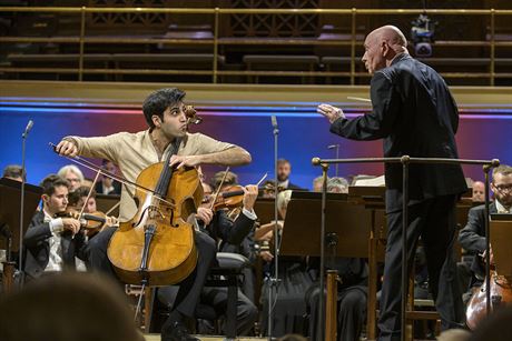Cellista Kian Soltani a dirigent Christoph Eschenbach na zahajovacím koncert...