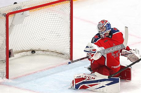 Branká CSKA Moskva Lars Johansson dostal v úvodním zápase sezony KHL gól pes...
