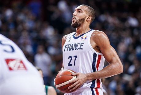 Francouzsk pivotman Rudy Gobert se chyst na trestn hod.