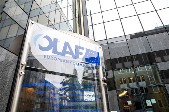 Logo Evropského úadu pro boj proti podvodm (OLAF) ped jeho centrálou v...