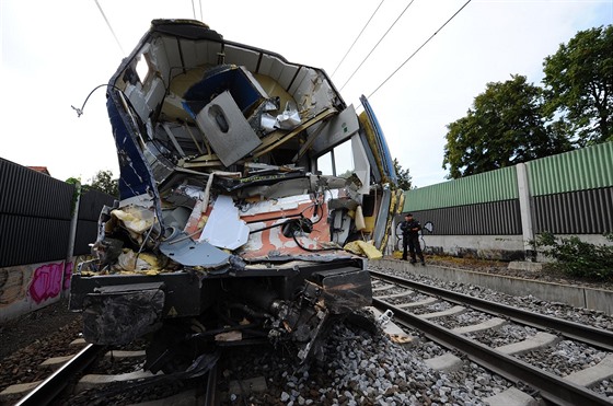 Kabina vlaku po srážce s kamionem na přejezdu v Uhříněvsi (6. září 2019)