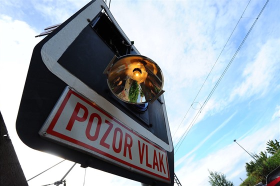 Semafor po sráce vlaku s kamionem na pejezdu v Uhínvsi (6. záí 2019)