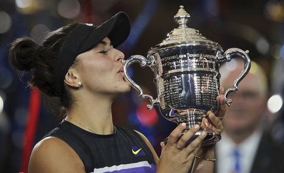 PUSU. Tenistka Bianca Andreescuová s trofei pro vítzku dvouhry US Open.
