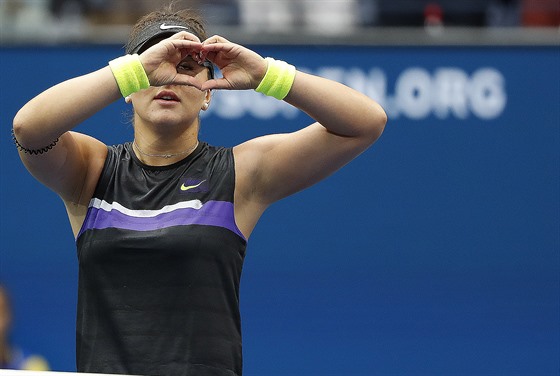 Bianca Andreescuová zdraví fanouky po vítzství na US Open.