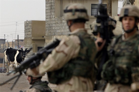 Amerití vojáci v iráckém Mosulu. (20. ledna 2005)