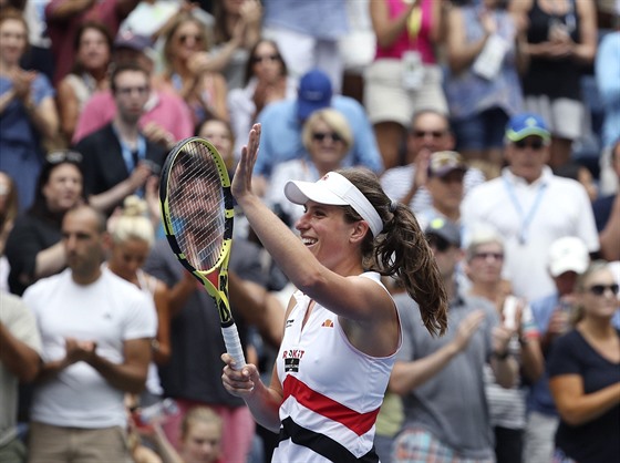 Johanna Kontaová z Velké Británie se raduje z postupu do tvrtfinále US Open.