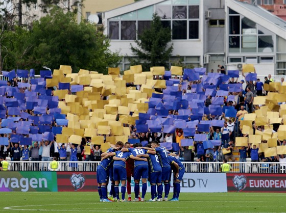 Kosovtí fotbalisté ped zaátkem utkání proti esku.