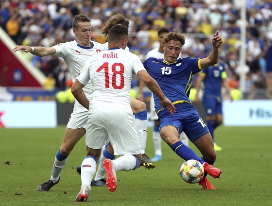 Jakub Jankto (vlevo) a Jan Boil se snaí zabránit kosovskému Mergimu Vojvodovi...