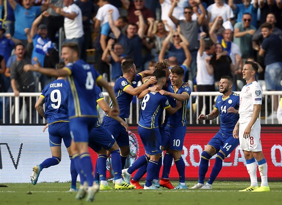 Hráči Kosova se radují ze vstřelené branky v zápase proti Česku.