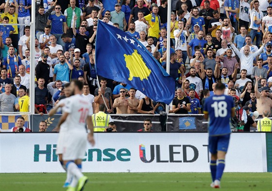 Píznivci Kosova bhem kvalifikaního zápasu na mistrovství Evropy proti esku.