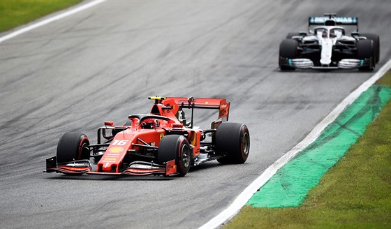 Charles Leclerc z Ferrari (v popedí) startoval do Velké ceny Itálie formule 1...