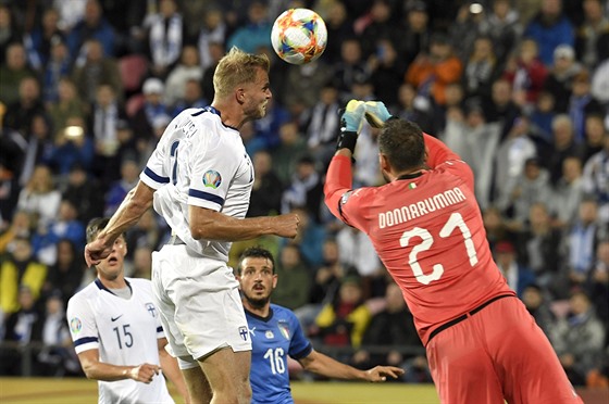 Branká Itálie Gianluigi Donnarumma (vpravo) a Fin Paulus Arajuuri v souboji o...