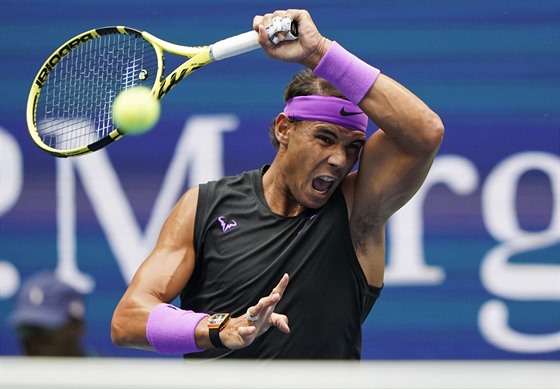 Rafael Nadal ze panlska hraje forhend ve finle US Open.