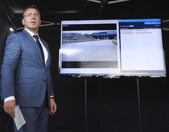 Ministr dopravy Vladimír Kremlík pedstavil 5. záí 2019 na Praském okruhu fungování elektronických dálniních známek.