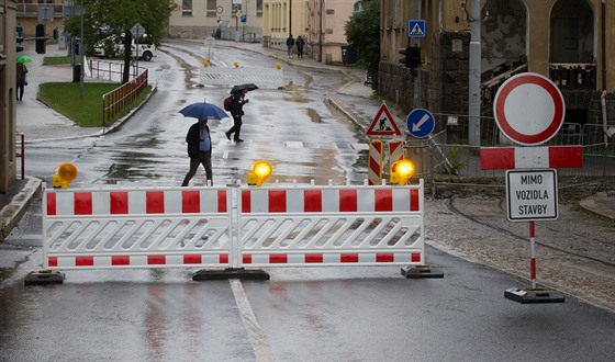 Velká uzavírka vytíené kiovatky jabloneckých ulic Budovatel a Potovní mla...