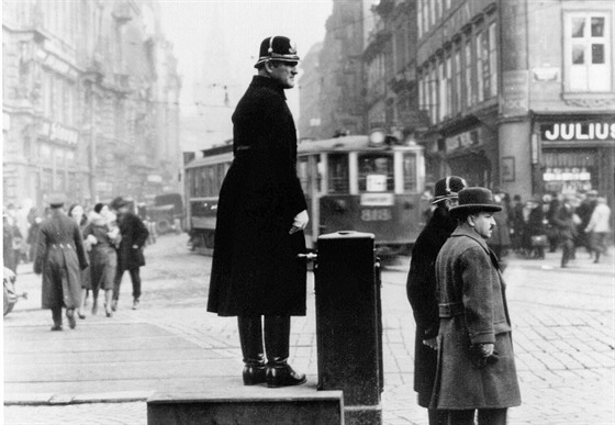 Strážník řídí dopravu na Václavském náměstí v Praze. (1932)