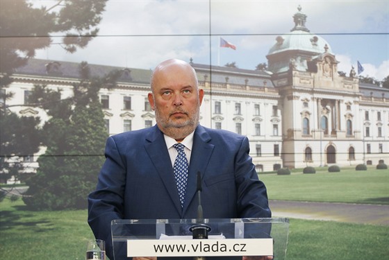 Ministr zemědělství Miroslav Toman při tiskové konferenci po jednání vlády. (2....