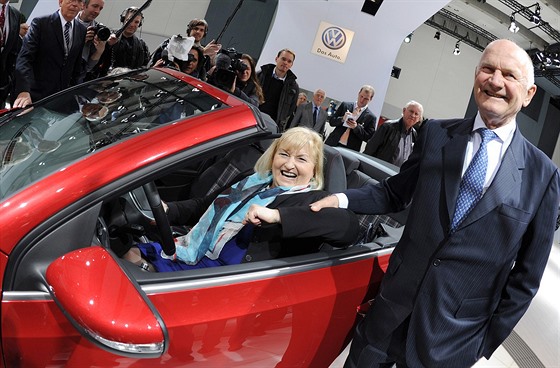 Ferdinand Piëch s manelkou Ursulou ped valnou hromadou Volkswagenu v nmeckém...