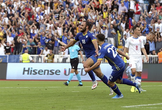 Vedat Muriqi, kosovský útoník, slaví gól v utkání kvalifikace o Euro proti...