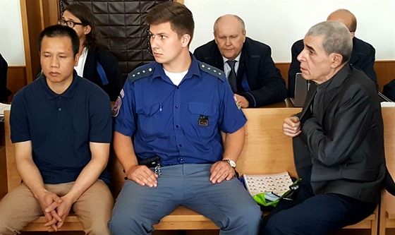 Údajný éf drogového gangu Branko Pindovi (vpravo) v soudní síni, vlevo dalí...