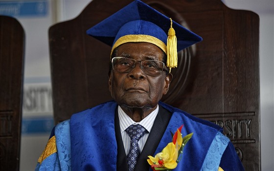 Svrený zimbabwský prezident Robert Mugabe. (17. listopadu 2017)