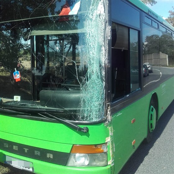 Autobusy mají po srážce na silnici u Bezděčína poškozená okna a plechy. (5....