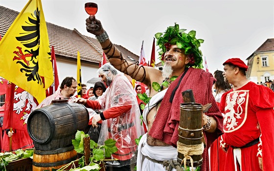 Návtvníky i herecké aktéry Pálavského vinobraní v sobotu skropil dé (7....