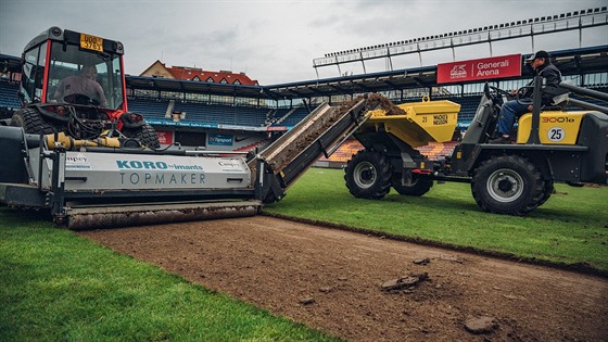 Na sparanském stadionu na Letné po tech a pl letech mní trávník, nový bude...