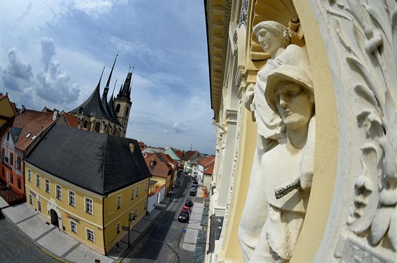 Soubor alegorických soch, který zdobí jižní průčelí fasády historické budovy...
