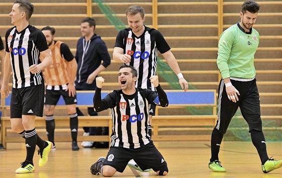 Futsalisté eských Budjovic slaví postup do nejvyí soute.